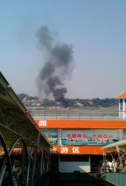 青岛一商铺突发大火 有爆炸声传出